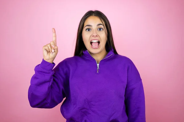 Jovem Mulher Bonita Vestindo Camisola Sobre Fundo Rosa Isolado Surpreendido — Fotografia de Stock