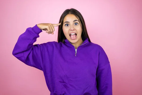 Jovem Mulher Bonita Vestindo Camisola Sobre Fundo Rosa Isolado Sorrindo — Fotografia de Stock