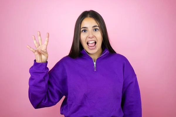 Jovem Mulher Bonita Vestindo Camisola Sobre Fundo Rosa Isolado Mostrando — Fotografia de Stock