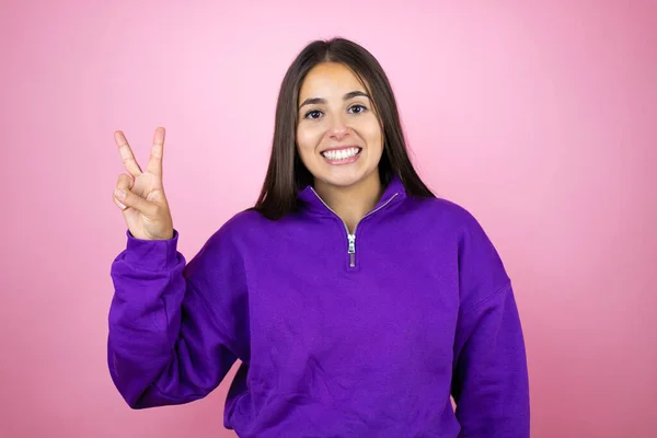 Jovem Mulher Bonita Vestindo Camisola Sobre Fundo Rosa Isolado Mostrando — Fotografia de Stock