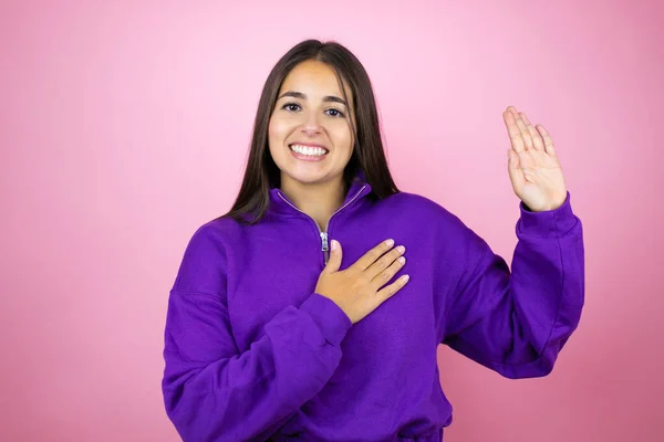 Jovem Mulher Bonita Vestindo Camisola Sobre Fundo Rosa Isolado Sorrindo — Fotografia de Stock