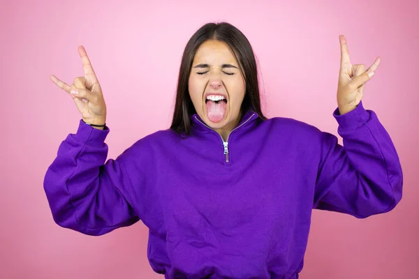 Jovem Mulher Bonita Vestindo Camisola Sobre Fundo Rosa Isolado Gritando — Fotografia de Stock