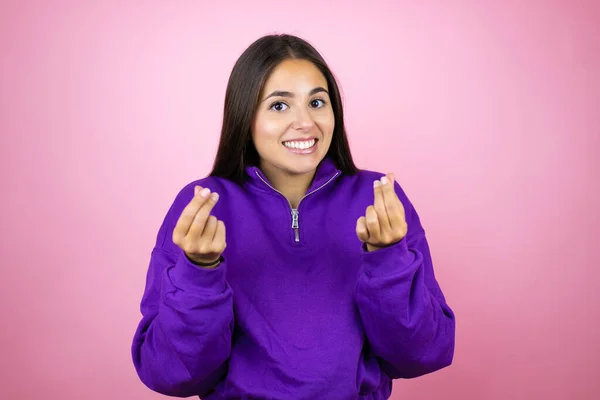 Jovem Mulher Bonita Vestindo Camisola Sobre Fundo Rosa Isolado Fazendo — Fotografia de Stock