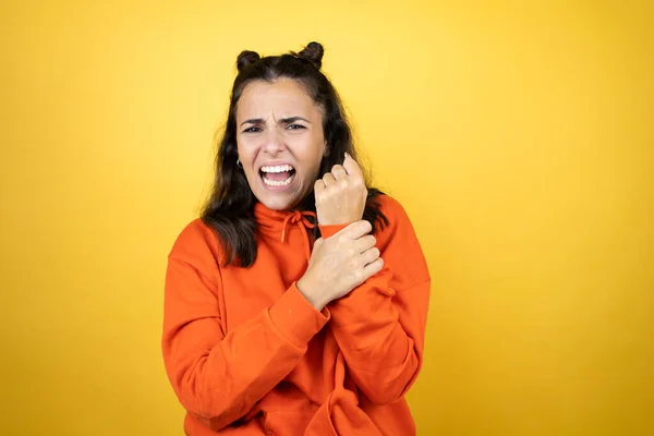 Jovem Mulher Bonita Vestindo Camisola Sobre Fundo Amarelo Isolado Sofrendo — Fotografia de Stock