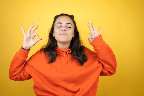 Jonge Mooie Vrouw Draagt Sweatshirt Geïsoleerde Gele Achtergrond Doet Teken — Stockfoto