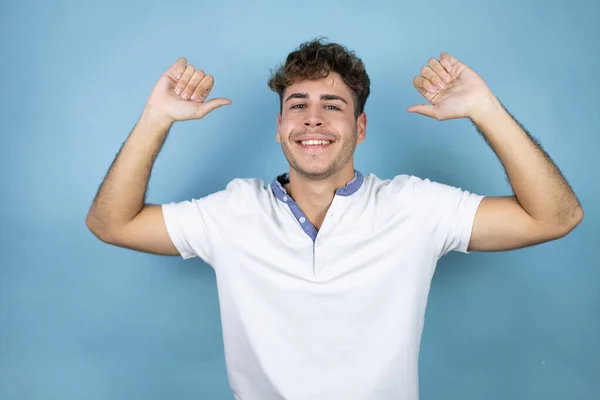 Jonge Knappe Man Draagt Een Wit Shirt Een Blauwe Achtergrond — Stockfoto