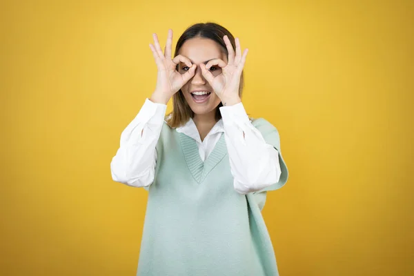 Muito Jovem Mulher Sobre Fundo Amarelo Fazendo Gesto Chocado Com — Fotografia de Stock