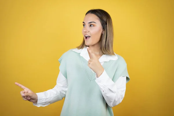 Mooie Jonge Vrouw Staande Gele Achtergrond Wijzend Naar Zijkant Met — Stockfoto