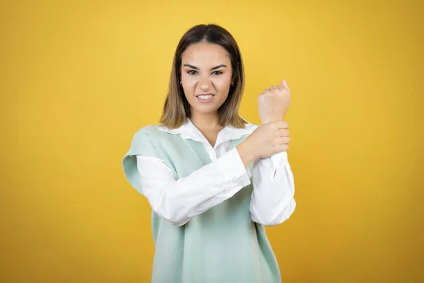 Mooie Jonge Vrouw Die Gele Achtergrond Lijdt Pijn Aan Handen — Stockfoto