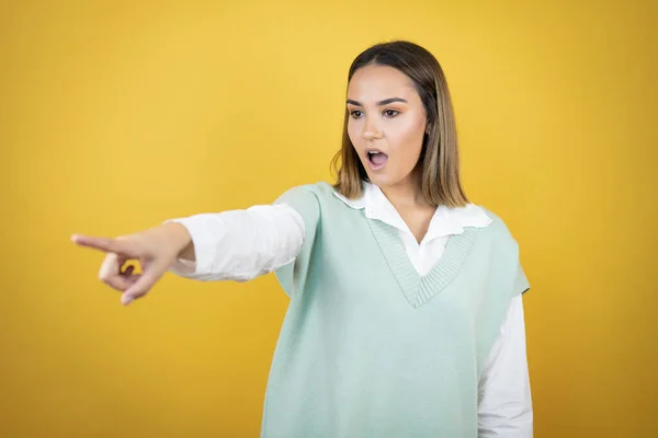 Mooie Jonge Vrouw Staan Gele Achtergrond Wijzen Met Vinger Verrast — Stockfoto