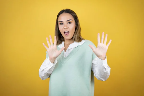 Mooie Jonge Vrouw Die Gele Achtergrond Staat Bang Doodsbang Van — Stockfoto