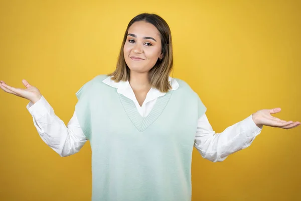 Muito Jovem Mulher Sobre Fundo Amarelo Sem Noção Confuso Expressão — Fotografia de Stock