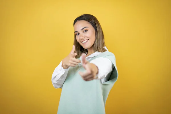 Mulher Bonita Sobre Fundo Amarelo Apontando Para Você Câmera Com — Fotografia de Stock