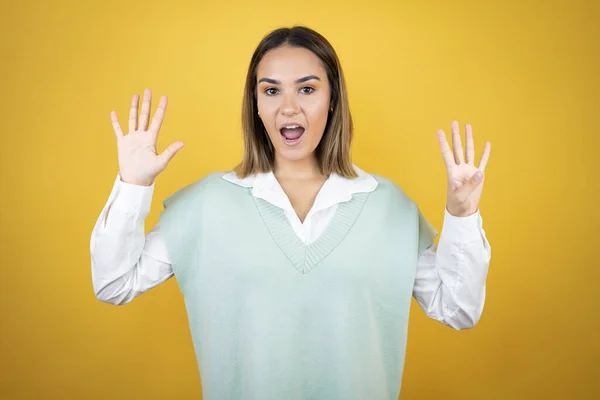 Mooie Jonge Vrouw Staan Gele Achtergrond Tonen Wijzen Met Vingers — Stockfoto