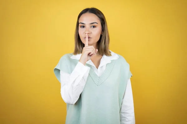 Mooie Jonge Vrouw Die Gele Achtergrond Staat Vraagt Stil Zijn — Stockfoto