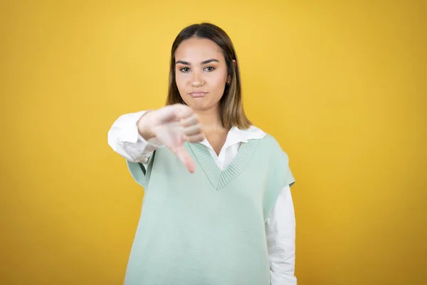 Mooie Jonge Vrouw Staat Gele Achtergrond Met Boos Gezicht Negatief — Stockfoto