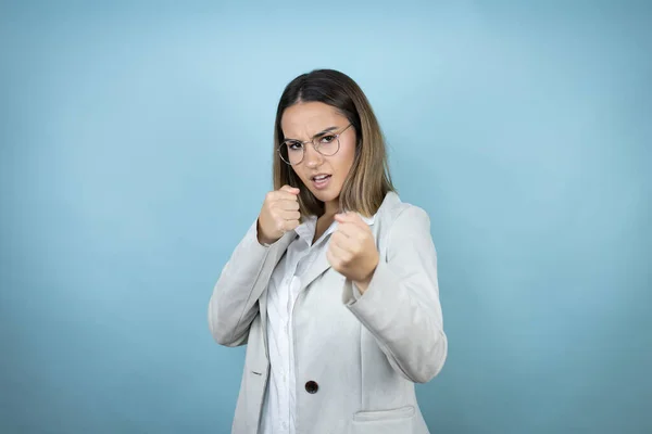 Jonge Zakenvrouw Geïsoleerde Blauwe Achtergrond Slaan Vuist Vechten Agressieve Boze — Stockfoto