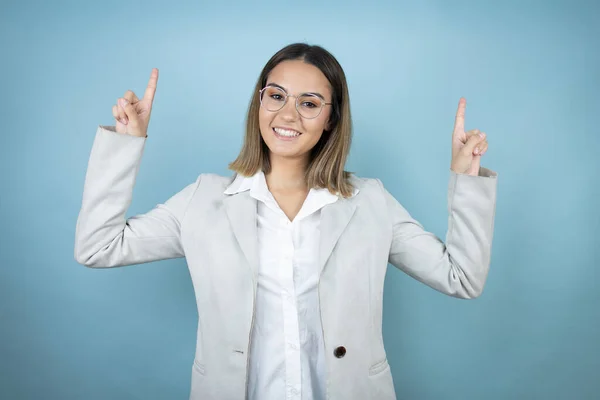 Young Business Woman Isolated Blue Background Smiling Looking Camera Pointing — Stock Photo, Image