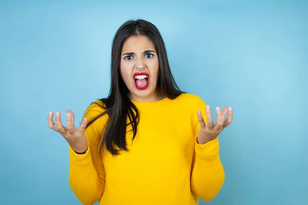 Jovem Mulher Bonita Vestindo Suéter Amarelo Sobre Fundo Azul Isolado — Fotografia de Stock