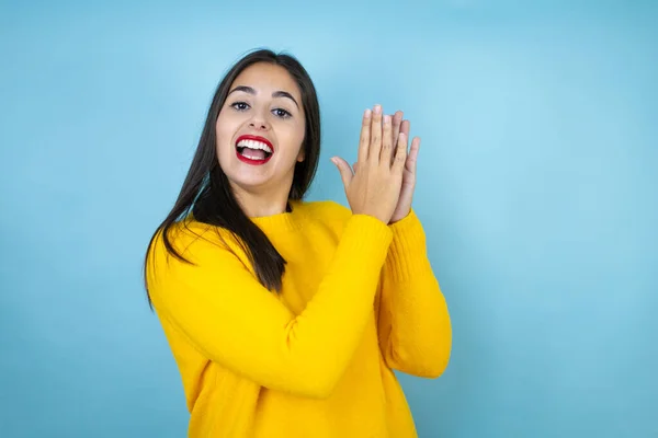 Jovem Mulher Bonita Vestindo Suéter Amarelo Sobre Fundo Azul Isolado — Fotografia de Stock