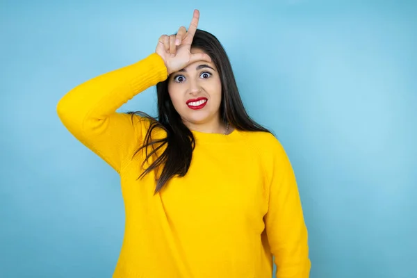 Jovem Mulher Bonita Vestindo Suéter Amarelo Sobre Fundo Azul Isolado — Fotografia de Stock