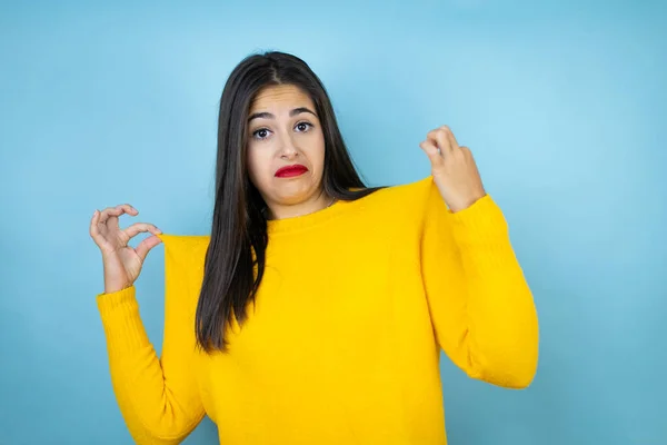 Jovem Mulher Bonita Vestindo Suéter Amarelo Sobre Fundo Azul Isolado — Fotografia de Stock