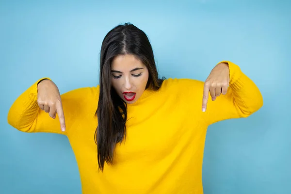 Jovem Mulher Bonita Vestindo Suéter Amarelo Sobre Fundo Azul Isolado — Fotografia de Stock