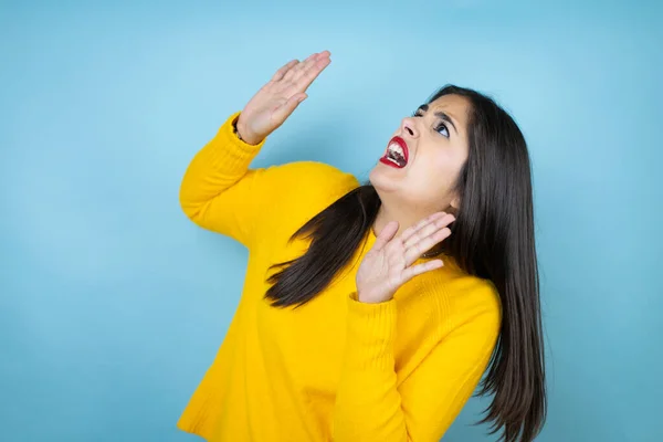 Ung Vacker Kvinna Bär Gul Tröja Över Isolerad Blå Bakgrund — Stockfoto