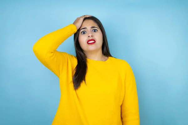 Joven Hermosa Mujer Vistiendo Suéter Amarillo Sobre Fondo Azul Aislado — Foto de Stock