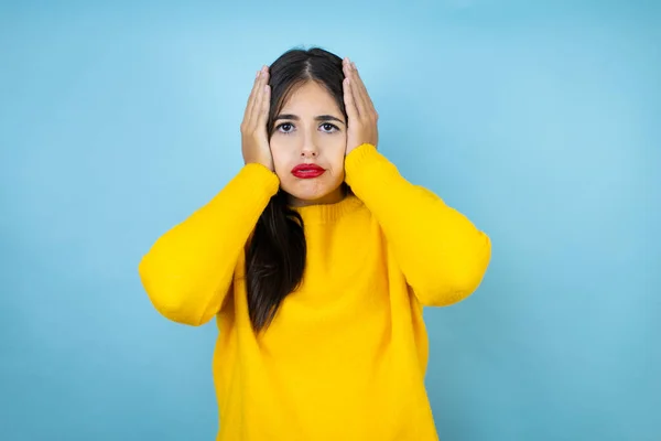 Młoda Piękna Kobieta Ubrana Żółty Sweter Odizolowanym Niebieskim Tle Myśląc — Zdjęcie stockowe