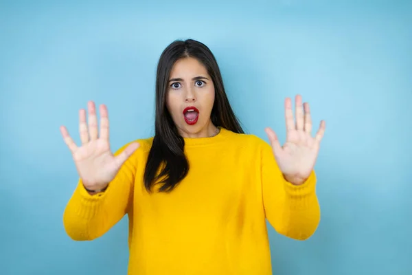 Mujer Hermosa Joven Vistiendo Suéter Amarillo Sobre Fondo Azul Aislado — Foto de Stock