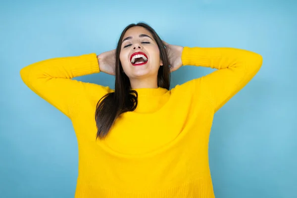 Jovem Mulher Bonita Vestindo Suéter Amarelo Sobre Fundo Azul Isolado — Fotografia de Stock