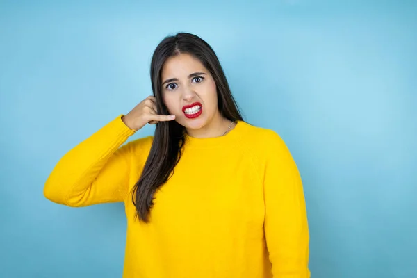 Jovem Mulher Bonita Vestindo Suéter Amarelo Sobre Fundo Azul Isolado — Fotografia de Stock