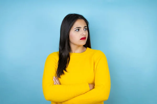 Jovem Mulher Bonita Vestindo Suéter Amarelo Sobre Fundo Azul Isolado — Fotografia de Stock