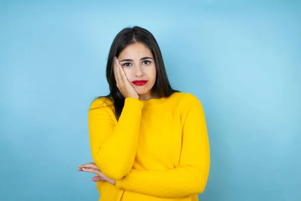 Jovem Mulher Bonita Vestindo Suéter Amarelo Sobre Fundo Azul Isolado — Fotografia de Stock