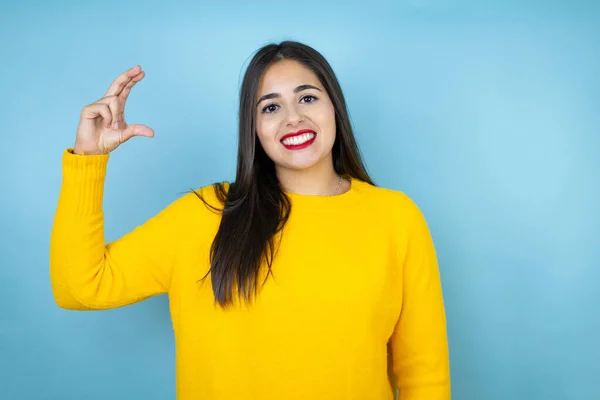 Young Beautiful Woman Wearing Yellow Sweater Isolated Blue Background Smiling — Stock Photo, Image