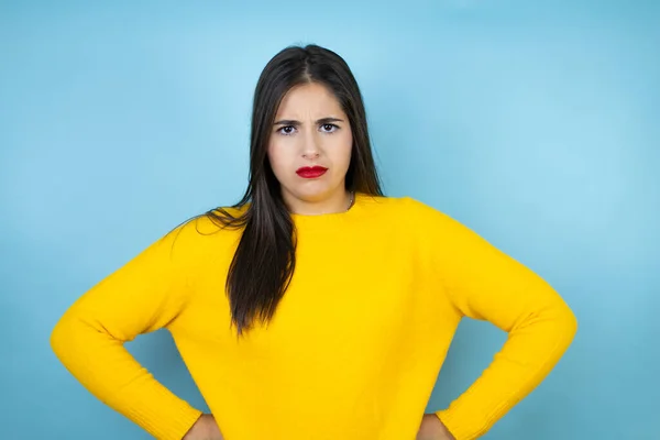Jovem Mulher Bonita Vestindo Suéter Amarelo Sobre Fundo Azul Isolado — Fotografia de Stock