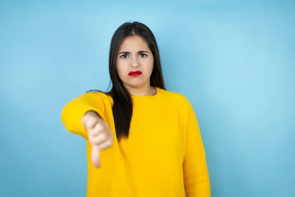 Young Beautiful Woman Wearing Yellow Sweater Isolated Blue Background Angry — ストック写真
