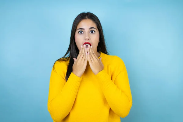 Mujer Hermosa Joven Con Suéter Amarillo Sobre Fondo Azul Aislado — Foto de Stock