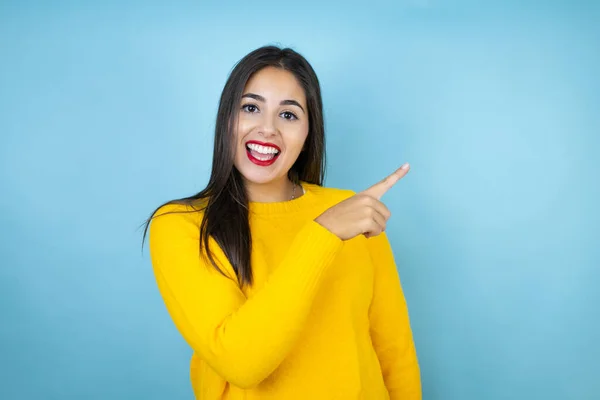 Jovem Mulher Bonita Vestindo Suéter Amarelo Sobre Fundo Azul Isolado — Fotografia de Stock