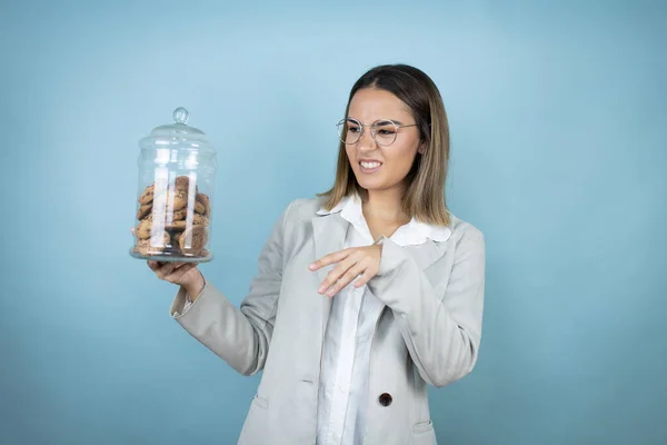 Young Beautiful Woman Holding Chocolate Chips Cookies Jar Isolated Blue — Stock Photo, Image