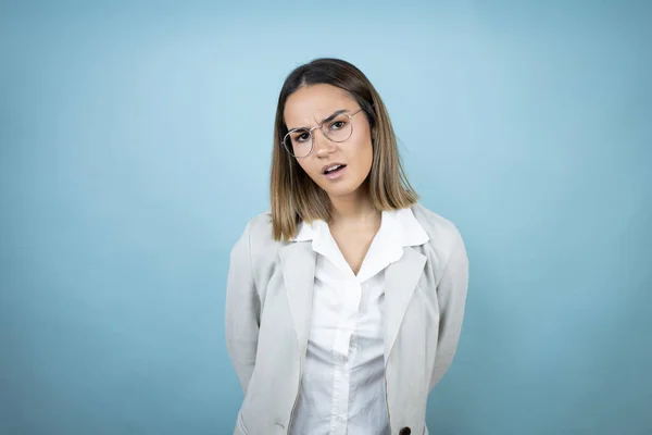 Jonge Zakenvrouw Geïsoleerde Blauwe Achtergrond Bang Geschokt Met Verrassing Verbaasd — Stockfoto