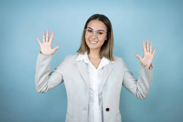 Jonge Zakenvrouw Geïsoleerde Blauwe Achtergrond Tonen Wijzen Met Vingers Nummer — Stockfoto