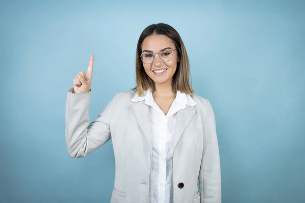 Young Business Woman Isolated Blue Background Showing Pointing Fingers Number — Stock Photo, Image