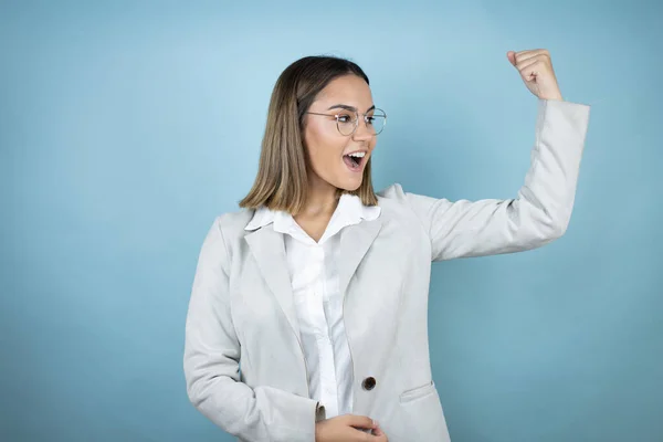 Young Business Woman Isolated Blue Background Showing Arms Muscles Smiling — Stock Photo, Image