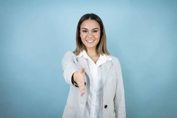 Young Business Woman Isolated Blue Background Smiling Friendly Offering Handshake — Stock Photo, Image