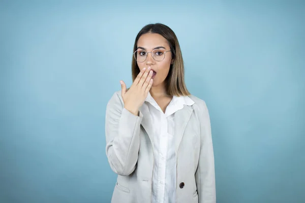 Young Business Woman Isolated Blue Background Covering Mouth Hand Shocked — Stock Photo, Image