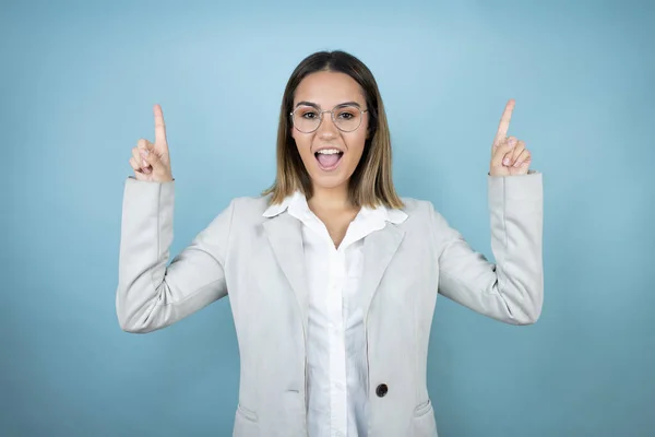 Young Business Woman Isolated Blue Background Amazed Surprised Looking Camera — Stock Photo, Image