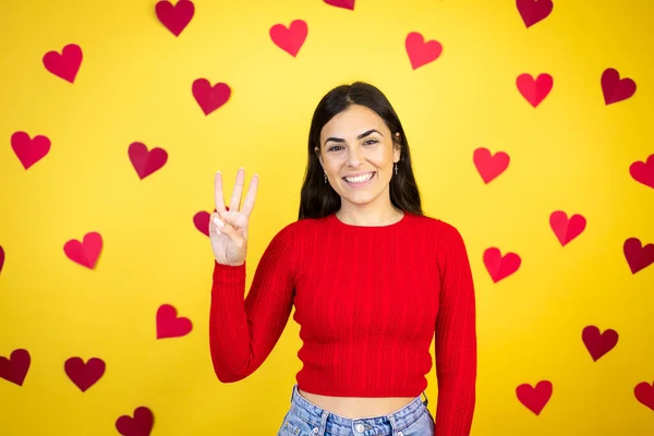 Ung Kaukasiska Kvinna Över Gul Bakgrund Med Röda Hjärtan Visar — Stockfoto