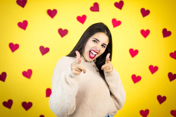 Ung Kaukasiska Kvinna Över Gul Bakgrund Med Röda Hjärtan Pekar — Stockfoto